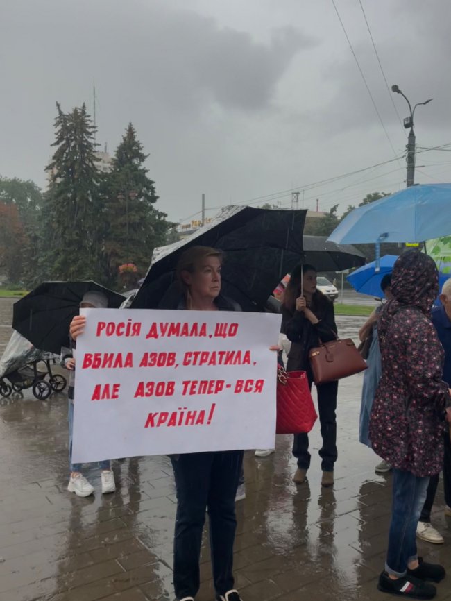 «Маємо боротися за них, як вони за нас»: у Луцьку родини полонених «азовців» влаштували акцію. ФОТО