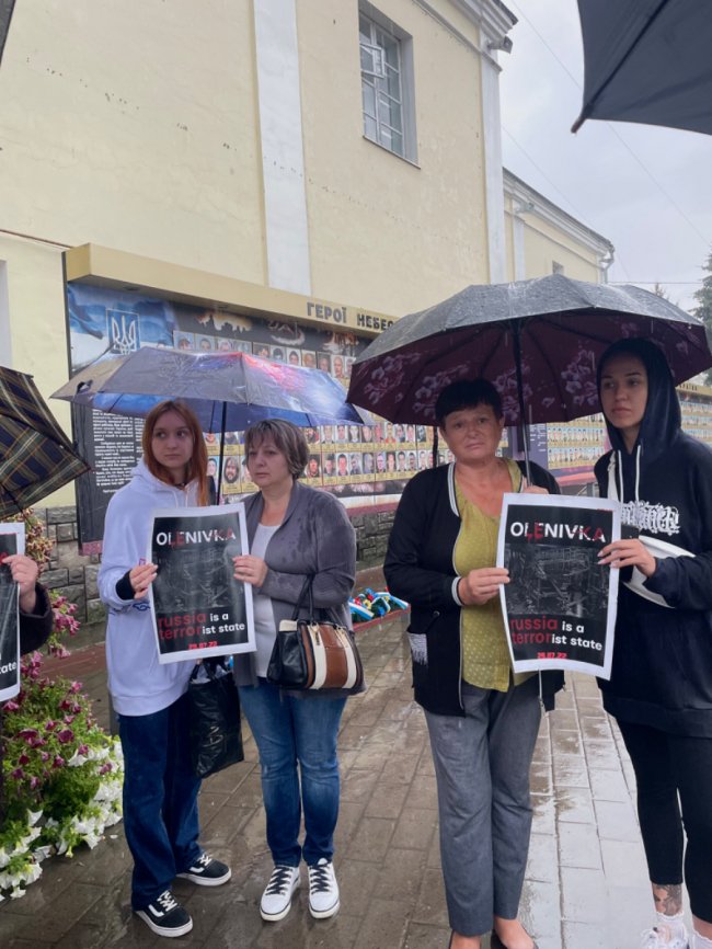 «Маємо боротися за них, як вони за нас»: у Луцьку родини полонених «азовців» влаштували акцію. ФОТО