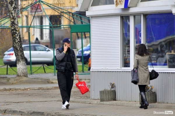 Люди на зупинках. БУДНІ МІСТА