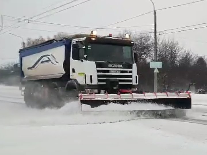 На дорогах Волині через снігопад працювала спецтехніка. ВІДЕО