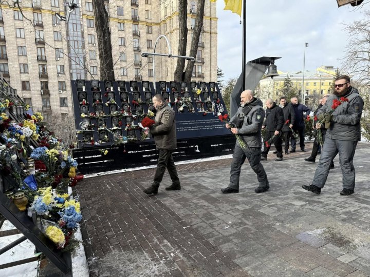 Артур Палатний разом з волонтерами та УДАРівцями вшанував пам’ять Героїв Небесної Сотні Артур Палатний разом з волонтерами та УДАРівцями вшанував пам’ять Героїв Небесної Сотні