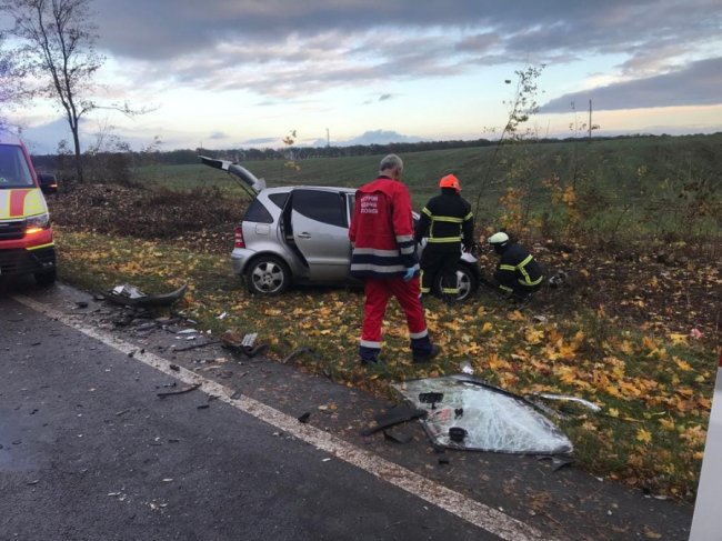 На Волині зіткнулись два легковики: постраждалих з автомобілів діставали очевидці аварії та рятувальники