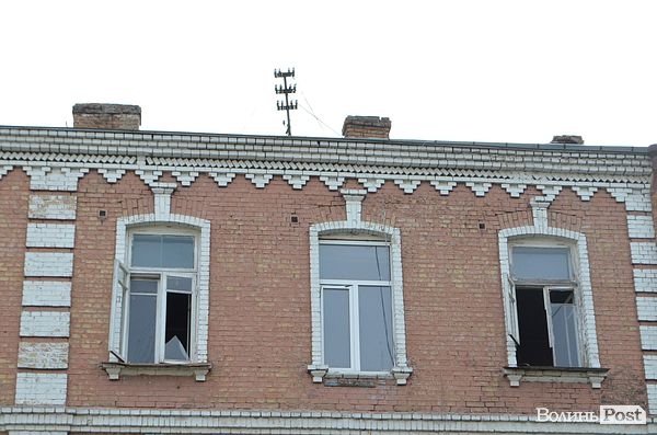 У Луцьку «культурна спадщина» падає на перехожих. ФОТО