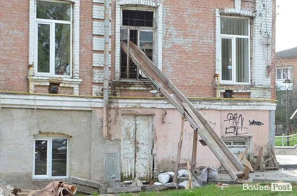 У Луцьку «культурна спадщина» падає на перехожих. ФОТО