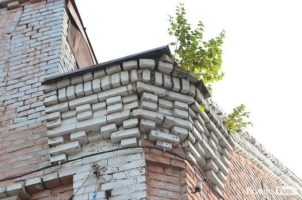 У Луцьку «культурна спадщина» падає на перехожих. ФОТО