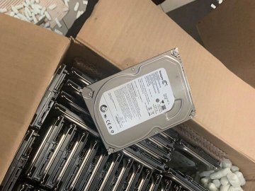 Водій автобуса хотів незаконно провезти через «Ягодин» 20 коробок з дисками