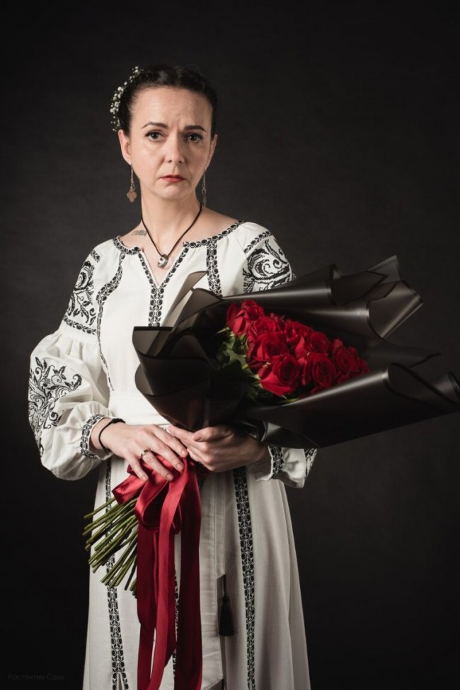 Звільненій з полону захисниці, яка втратила чоловіка на «Азовсталі», влаштували «весільну» фотосесію