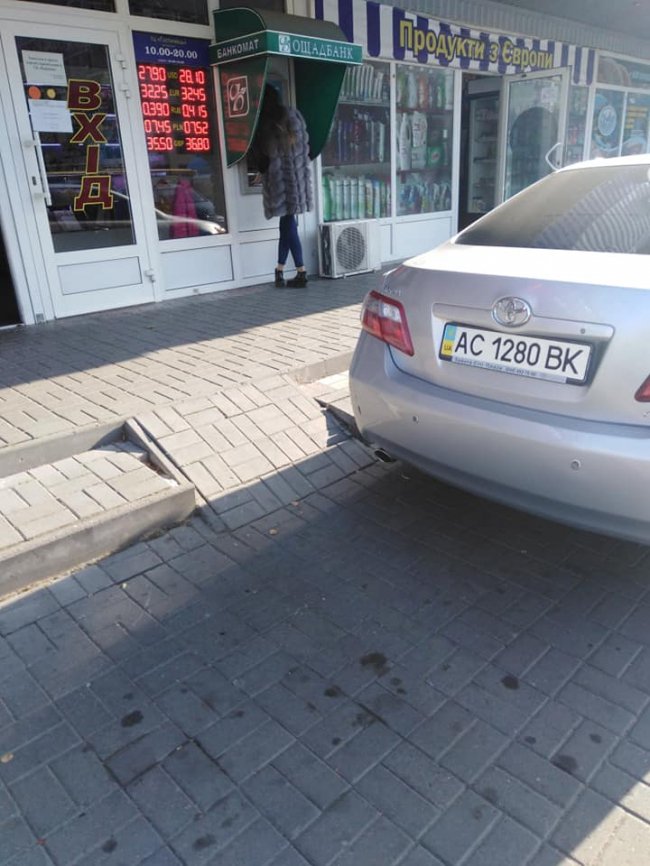 «Ж*пу на півметра не підсуне»: у Луцьку автохам перегородив пандус. ФОТО