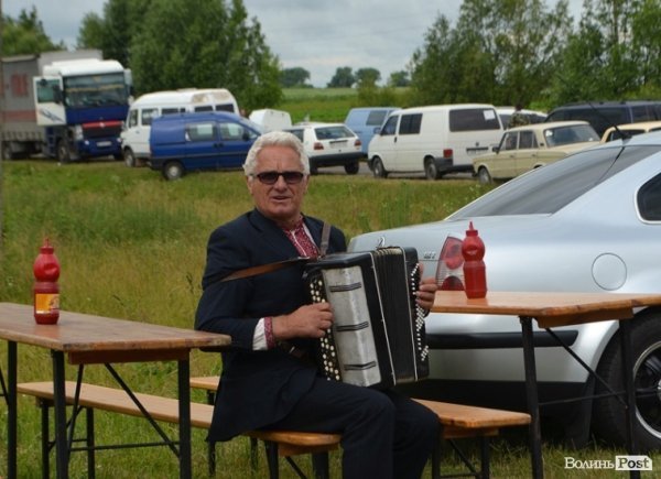 Не вгаває грати, поки готуються шашлики