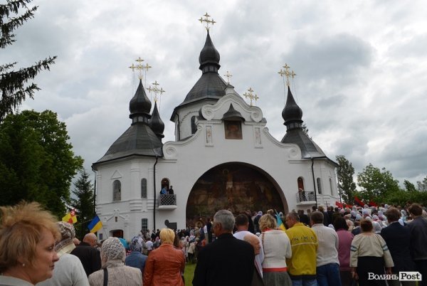 Сотні людей зібралися на літургію біля Свято-Георгіївського собору, яку очолив Патріарх Філарет