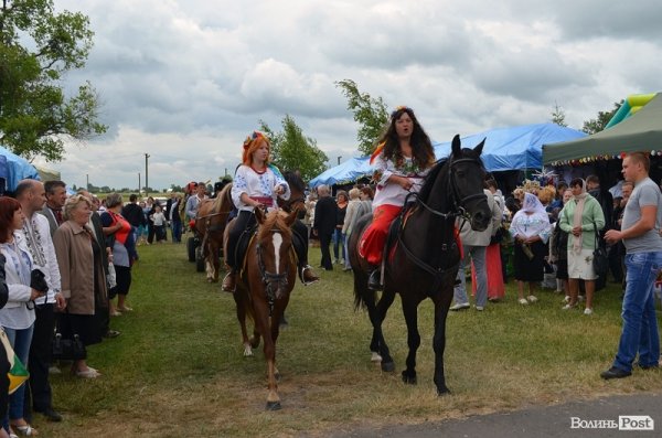 Сучасні козачки вправно тримаються на конях
