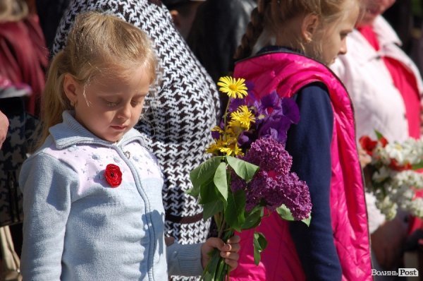 9 травня у Луцьку: квіти, сльози та молитви. ФОТО