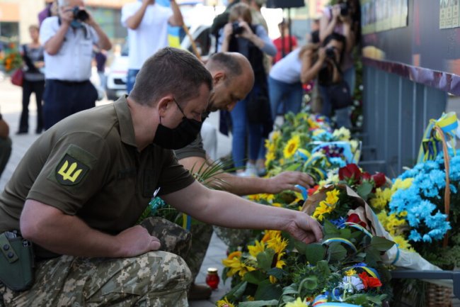 Із соняшниками в руках та зі сльозами на очах: як лучани вшанували пам’ять загиблих в АТО/ООС захисників України. ФОТО 