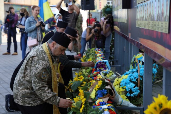 Із соняшниками в руках та зі сльозами на очах: як лучани вшанували пам’ять загиблих в АТО/ООС захисників України. ФОТО 