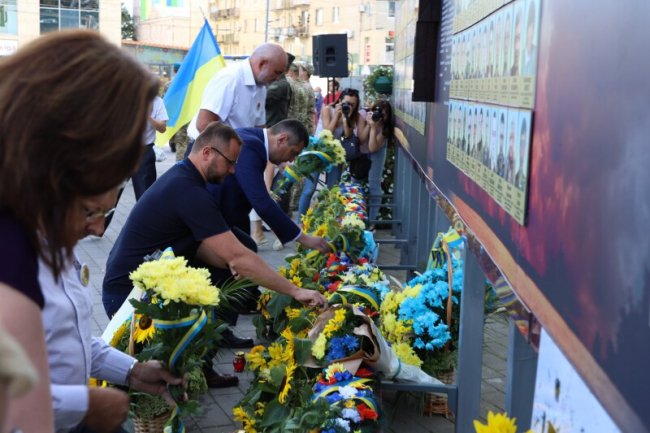 Із соняшниками в руках та зі сльозами на очах: як лучани вшанували пам’ять загиблих в АТО/ООС захисників України. ФОТО 