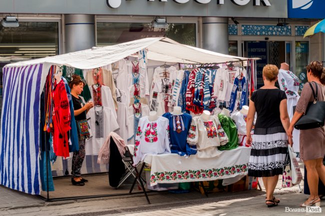 Синьо-жовтий Луцьк: як місто чепуриться до святкувань. ФОТО
