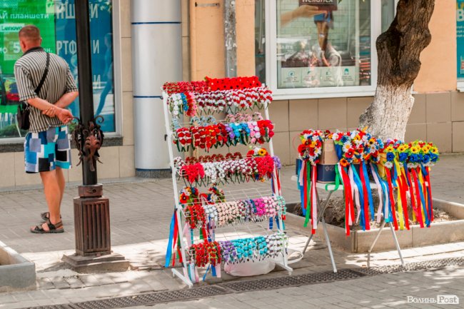 Синьо-жовтий Луцьк: як місто чепуриться до святкувань. ФОТО