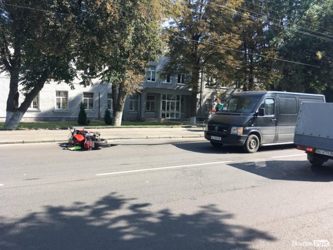 На Київському майдані у Луцьку зіткнулися бус і мотоцикліст. ФОТО