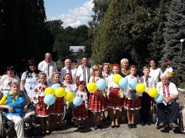 «Любіть Україну»: у луцькому центрі люди особливої долі влаштували флешмоб. ФОТО