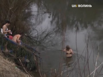 Вихователька з Луцька 11 років займається моржуванням. ВІДЕО