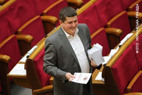 У парламенті роздають агітки, щоб звільнити Азарова. ФОТО