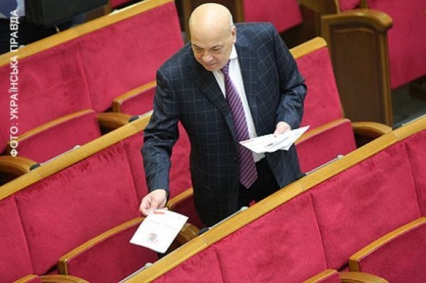 У парламенті роздають агітки, щоб звільнити Азарова. ФОТО