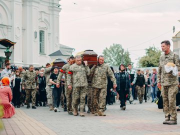 «Він нагадував атланта»: у Луцькому районі попрощалися з Героєм Тарасом Михном 
