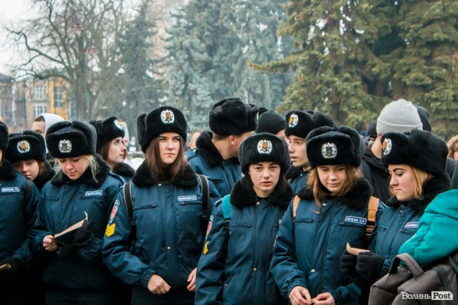 У центрі Луцька молодь влаштувала флешмоб у пам'ять про Крути. ФОТО