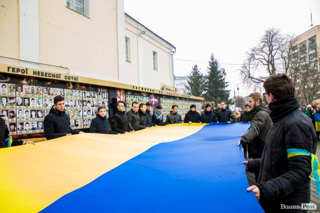 У центрі Луцька молодь влаштувала флешмоб у пам'ять про Крути. ФОТО