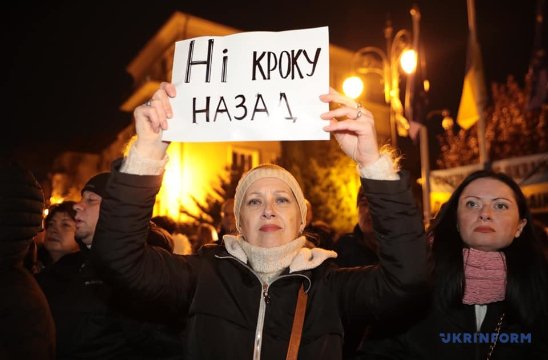 Біля Офісу Президента відбулась акція проти розведення військ