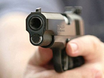 На Волині зловмисники, погрожуючи пістолетом, пограбували 53-річну жінку