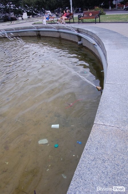 Палички, паперові стаканчики, - чого тільки не знайдеш