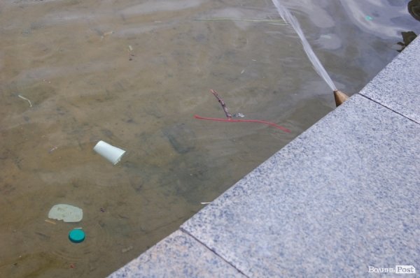 У «Луцькводоканалі» кажуть, що чистять фонтани, «на скільки це реально». ФОТО