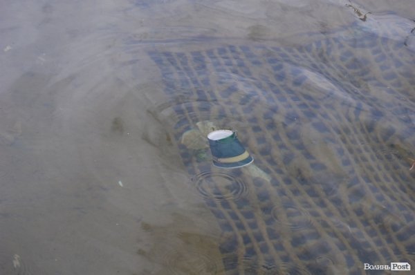 У «Луцькводоканалі» кажуть, що чистять фонтани, «на скільки це реально». ФОТО