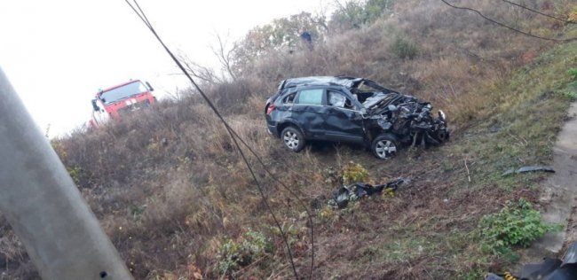 Водій загинув, пасажирка – в реанімації: автівка злетіла з мосту і впала на залізничні колії. ФОТО