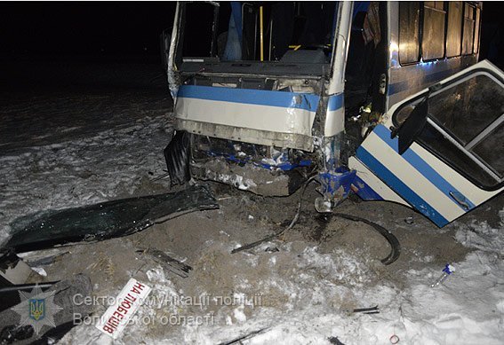 На Волині автобус врізався в опору: 1 загиблий,4 травмовані