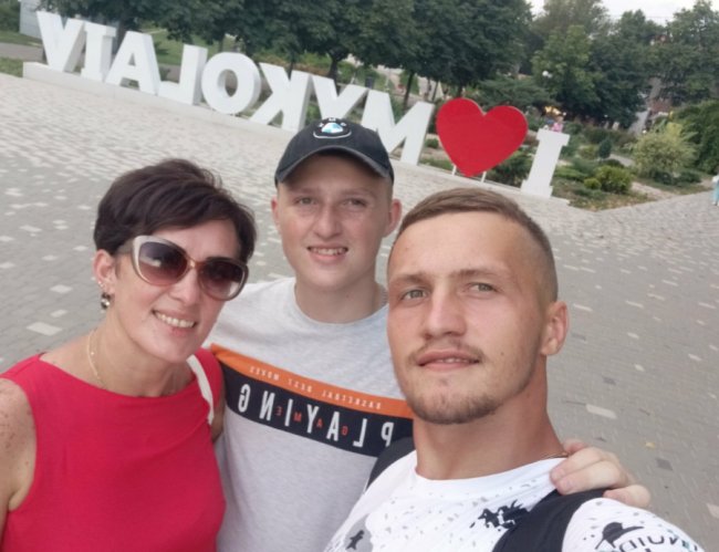 «У березні востаннє виходив на зв'язок з Маріуполя»: лучанка восьмий місяць чекає з полону сина