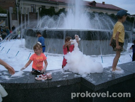 У Ковелі з фонтану зробили «пінне царство». ФОТО 