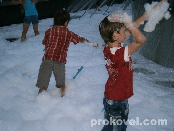 У Ковелі з фонтану зробили «пінне царство». ФОТО 