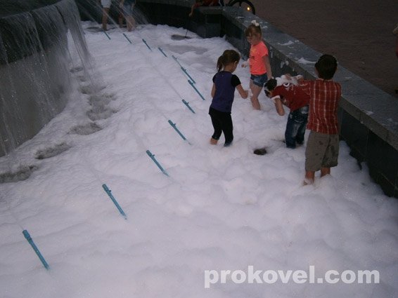 У Ковелі з фонтану зробили «пінне царство». ФОТО 