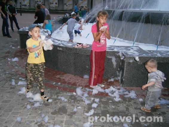 У Ковелі з фонтану зробили «пінне царство». ФОТО 