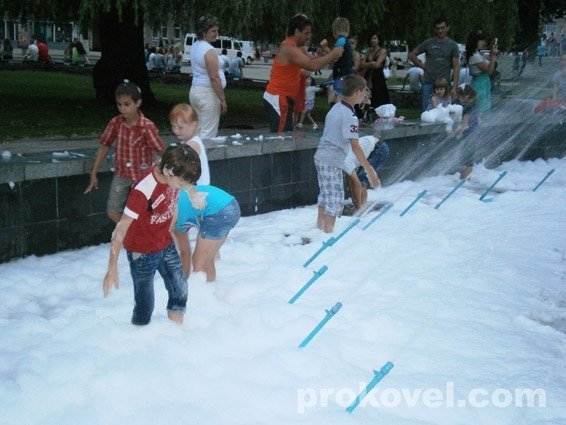У Ковелі з фонтану зробили «пінне царство». ФОТО 