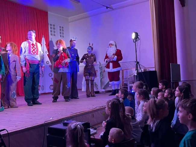 Подарували дітям казку: луцькі театрали зі святковою виставою відвідали найвіддаленіші куточки Волині