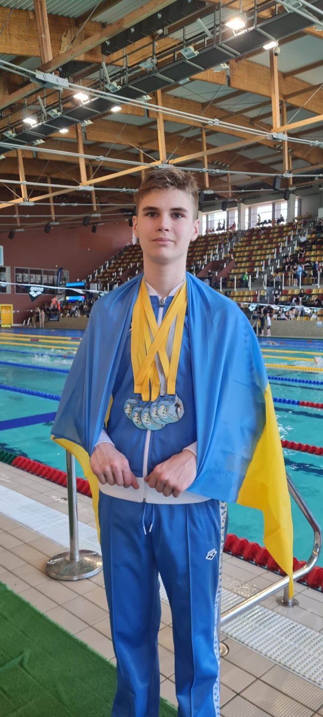 Юний плавець з Луцька завоював 5 нагород на турнірі в Польщі. ФОТО