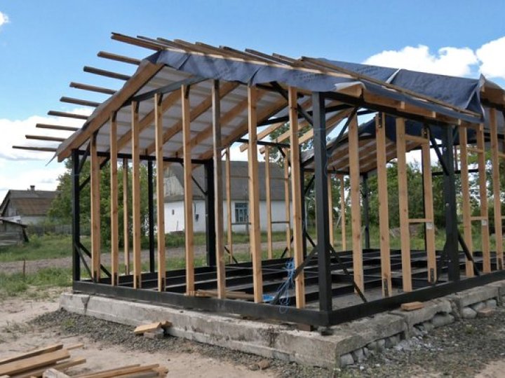 Зводили без дозволів: у селі на Волині зупинили будівництво церкви УПЦ МП. ВІДЕО