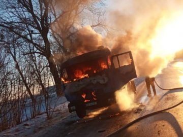 На трасі Луцьк-Дубно під час руху загорівся КамАЗ.ФОТО