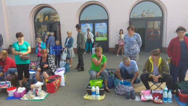 Повно грязюки і сміття: вокзал на Волині «окупували» торговці. ФОТО