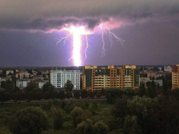 Фейк чи правда: у мережі дискутують про суперблискавку в Луцьку. ФОТО. ВІДЕО