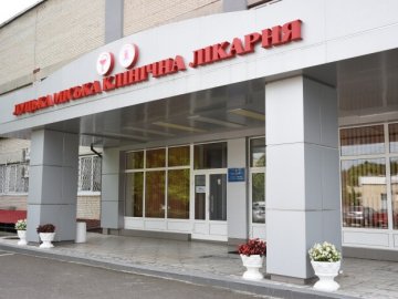 У якому стані перебуває пенсіонер, який потрапив у Луцьку під потяг