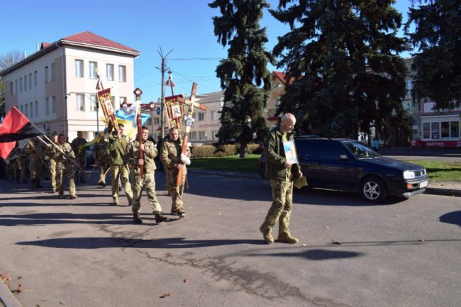 «На щиті»: волиняни навколішки прощалися із загиблим Героєм